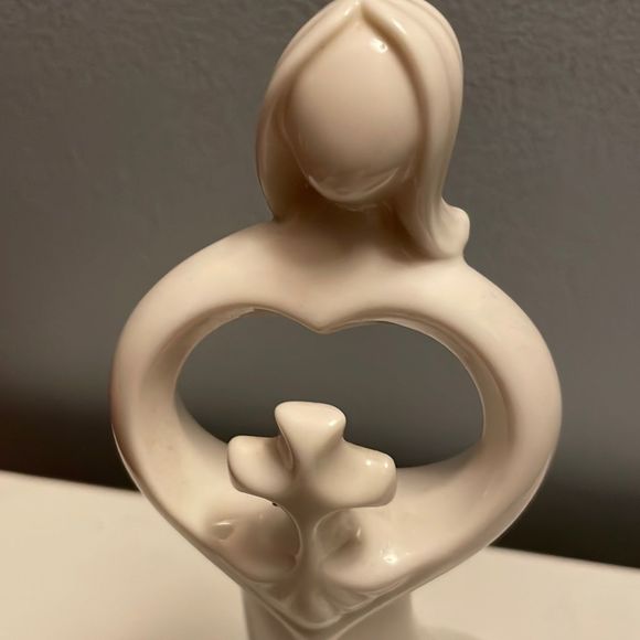 Circle of love “In His Hands” Girl with Cross - Picture 3 of 4